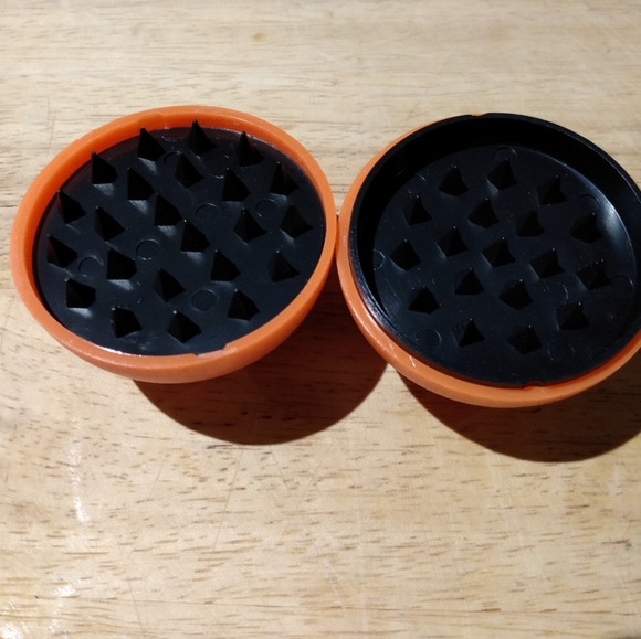 Magnetic happy face grinder - Picture 2 of 2